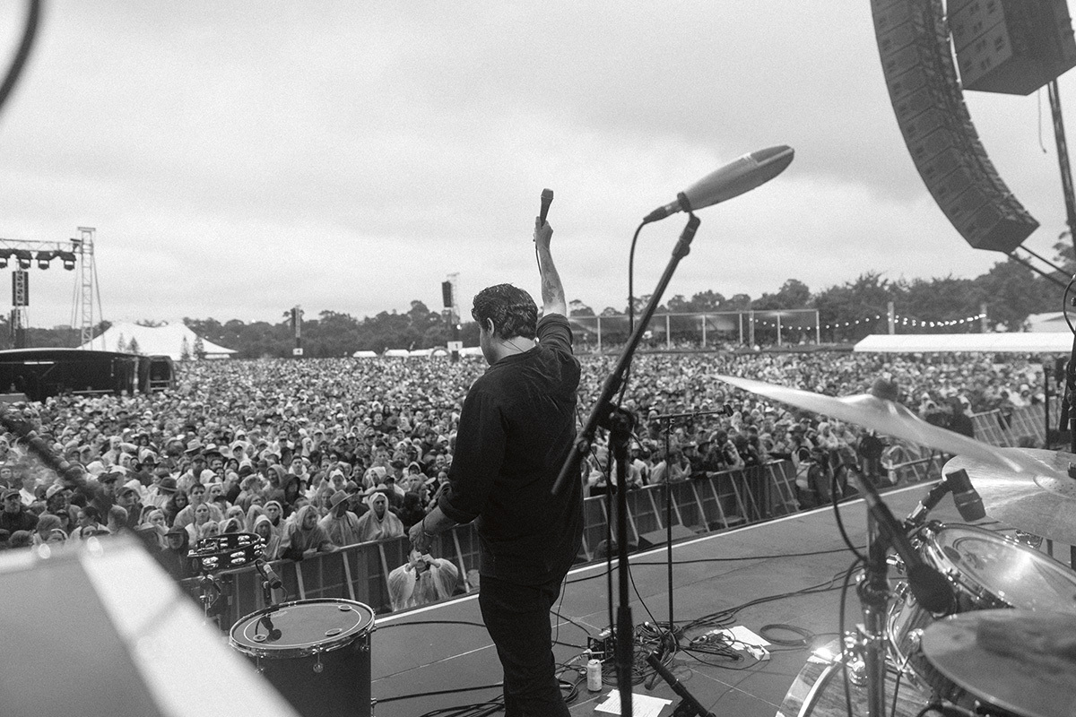 Dan Sultan performing