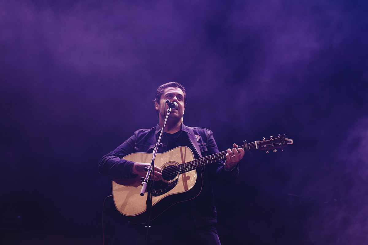 Dan Sultan performing